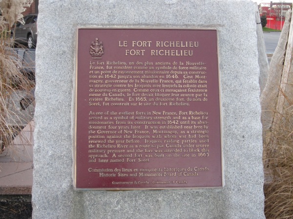 Plaque commémorative du Fort Richelieu de 1642... avant qu'elle ne soit volée. Source : Wikimedia Commons